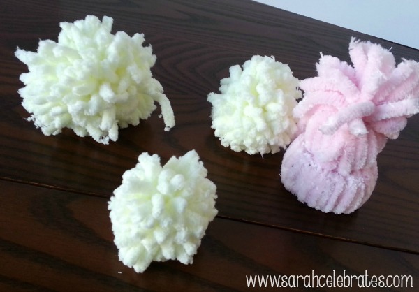 Yarn Snowmen With Hats - 3 pom poms and a hat |Sarah Celebrates