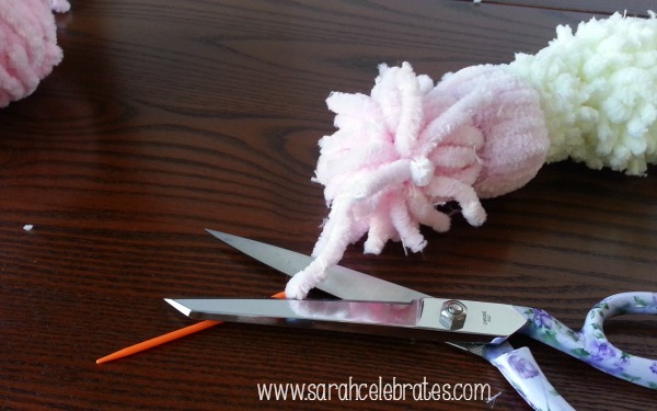 Yarn Snowmen With Hats - Snip yarn from needle |Sarah Celebrates