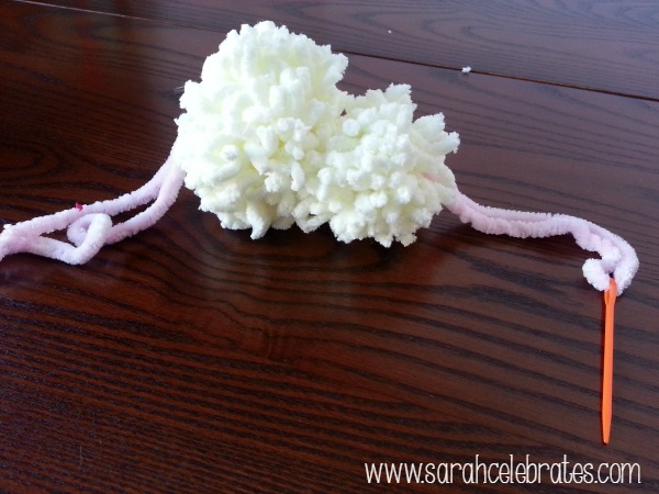 Yarn Snowmen With Hats - String middle pom pom |Sarah Celebrates