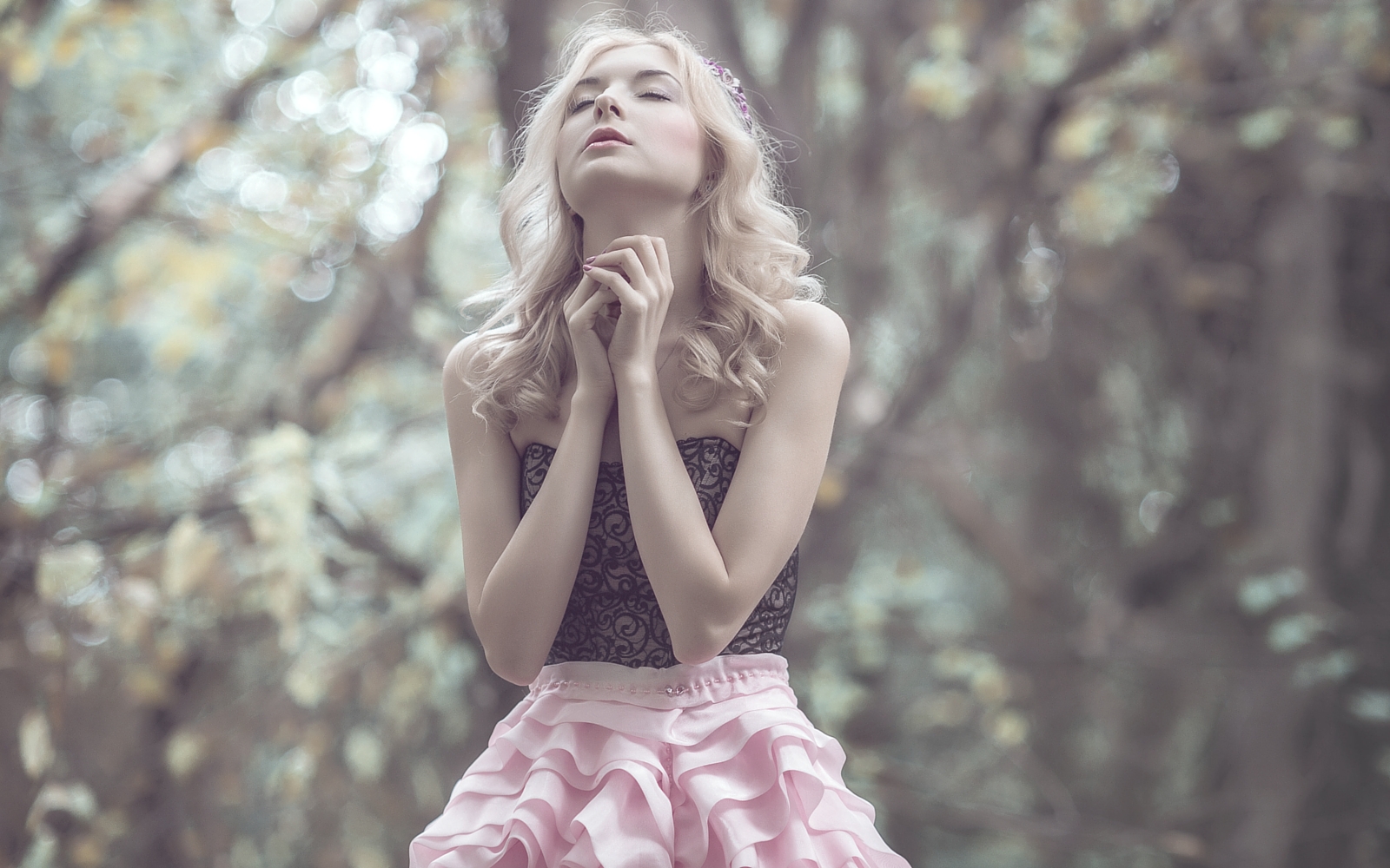 For beautiful eyes, look for the good in others; for beautiful lips, speak only words of kindness; and for poise, walk with the knowledge that you are never alone. #MondayMotivation